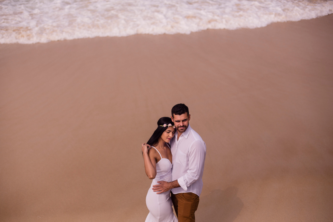Momento de muito carinho e amor durante o ensaio do casal Raquel e Junior, na praia de São Conrado no Rio de Janeiro.
