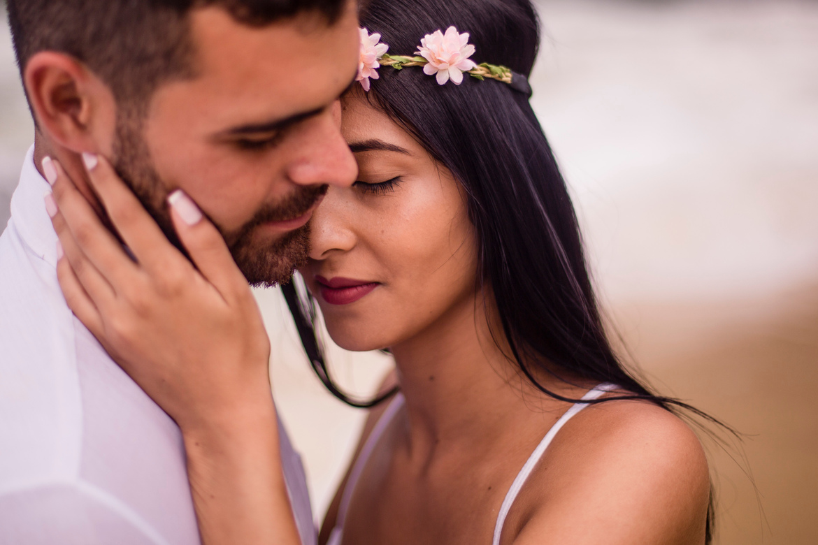 Momento de muito carinho e amor durante o ensaio do casal Raquel e Junior, na praia de São Conrado no Rio de Janeiro.