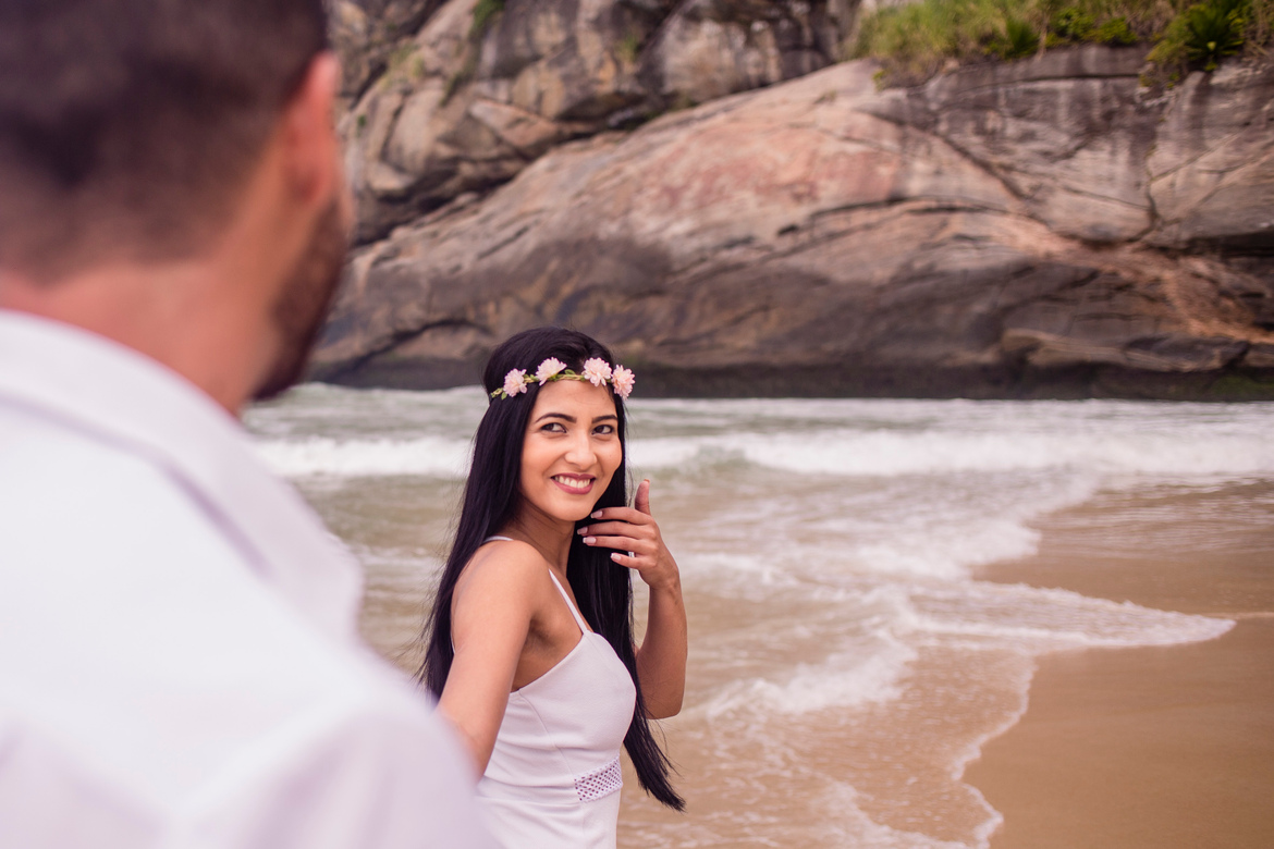 Momento de muito carinho e amor durante o ensaio do casal Raquel e Junior, na praia de São Conrado no Rio de Janeiro.