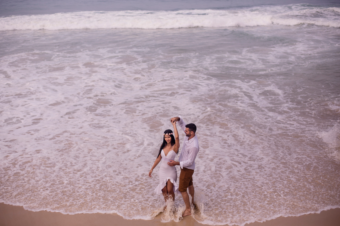 Momento de muito carinho e amor durante o ensaio do casal Raquel e Junior, na praia de São Conrado no Rio de Janeiro.