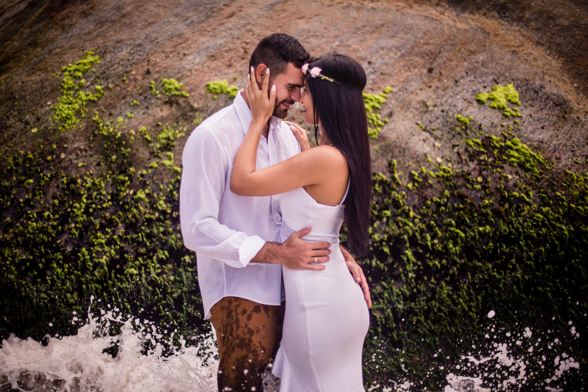 Momento de muito carinho e amor durante o ensaio do casal Raquel e Junior, na praia de São Conrado no Rio de Janeiro.