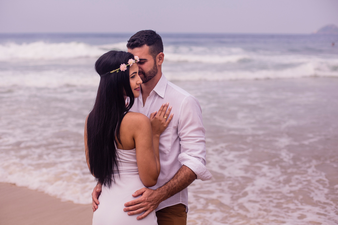 Momento de muito carinho e amor durante o ensaio do casal Raquel e Junior, na praia de São Conrado no Rio de Janeiro.