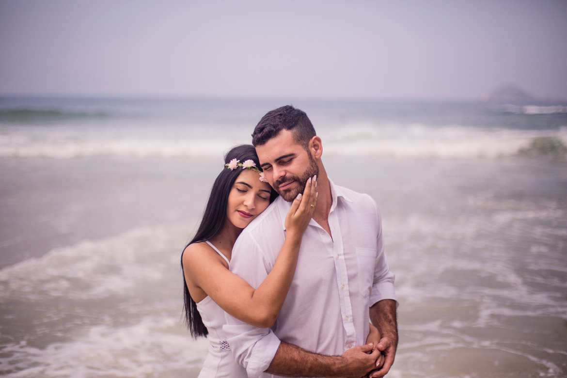 Momento de muito carinho e amor durante o ensaio do casal Raquel e Junior, na praia de São Conrado no Rio de Janeiro.