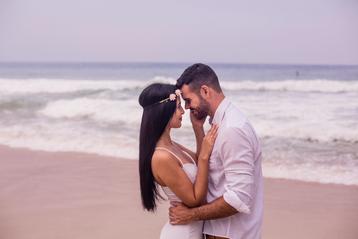 Momento de muito carinho e amor durante o ensaio do casal Raquel e Junior, na praia de São Conrado no Rio de Janeiro.