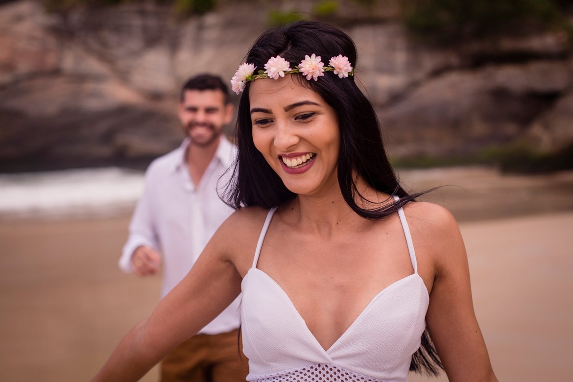 Momento de muito carinho e amor durante o ensaio do casal Raquel e Junior, na praia de São Conrado no Rio de Janeiro.
