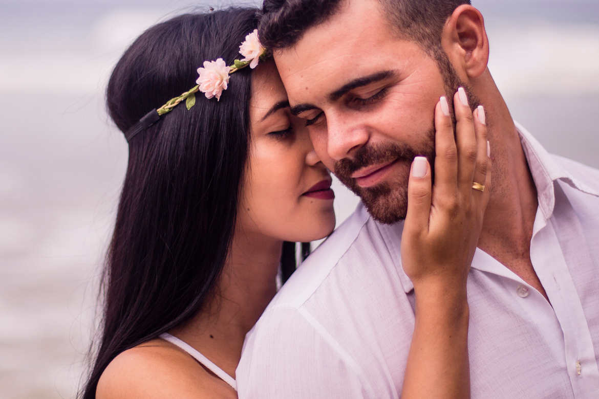 Momento de muito carinho e amor durante o ensaio do casal Raquel e Junior, na praia de São Conrado no Rio de Janeiro.