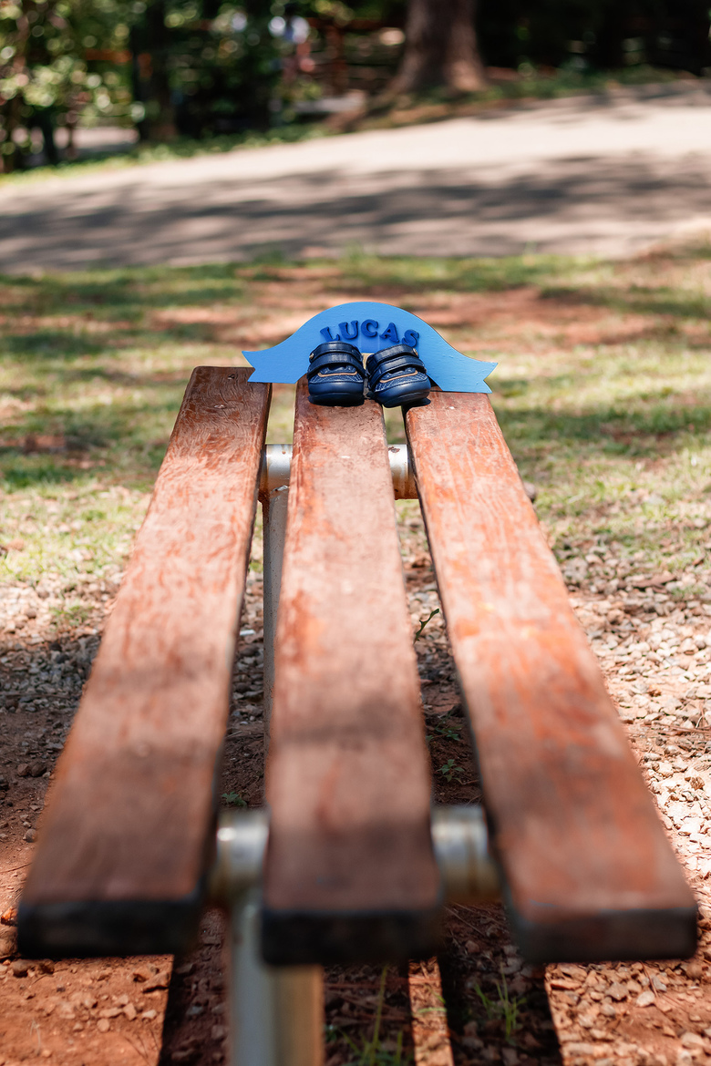 detalhe do sapatinho e letreiro do nome do bebê ensaio gestante grávida parque prefeito celso daniel santo andré